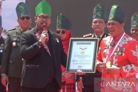 Pemkab Konawe Utara raih rekor MURI usai bentangkan merah putih 7,8 km