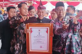 Cak Kartolo meraih penghargaan Jer Basuki Mawa Beya Emas