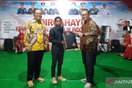 Bupati Gorontalo Utara menyerahkan tabungan pendidikan ke Riski Lamato