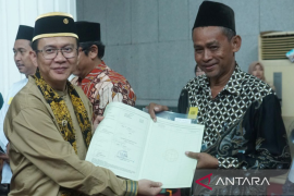 Pemkab Bekasi serahkan sebanyak 200 sertifikat tanah wakaf