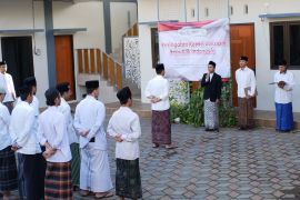 Disdik Jombang apresiasi santri upacara dengan Bahasa Inggris