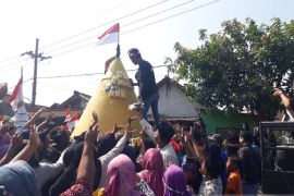Warga Desa Toyoresmi Ngasem peringati HUT Ke-78 RI dengan gunungantahu
