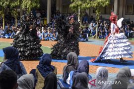 Peragaan busana daur ulang karya siswa