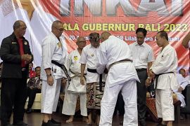 INKAI berikan penghargaan sabuk hitam ke Gubernur Koster