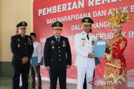 Pj. Gubernur Babel Serahkan SK Remisi HUT ke-78 RI di Lapas Pangkalpinang