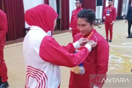 Khofifah beri penghargaan atlet ASEAN Para Games Jatim
