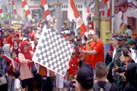 Wali Kota Banjabaru bersama warga Guntung Manggis jalan sehat HUT RI