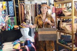 Tas  dari kulit kayu dijual di FKKB di Tarakan