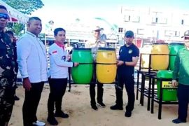 Pemkot serahkan ribuan sarana kebersihan kepada camat se-Kota Kendari