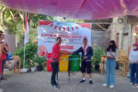 Semarak Kemerdekaan RI, WOM Finance donasikan tempat sampah