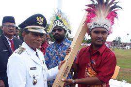 Dinsos Biak salurkan bantuan sosial program Dana Otsus Papua