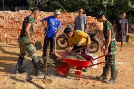 Satgas Yonif 726/Tamalatea bantu warga bangun masjid di Merauke Papua Selatan