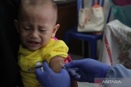 Pelaksanaan program imunisasi ganda di Malang