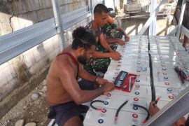 Satgas Yonif 310 membantu warga bangun PLTS di puskesmas Kabupaten Keerom