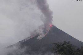 Pos PGA: Guguran lava menurun status Gunung Karangetang masih siaga