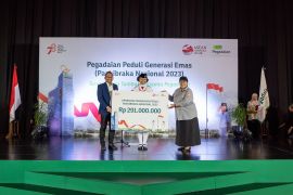 Pegadaian persembahkan tabungan emas kepada Paskibraka 2023