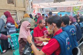 Ponpes Tahsinul Akhlaq dan Djarum beri pelayanan medis bagi warga Surabaya