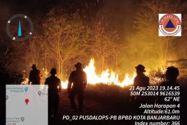 Tim gabungan Banjarbaru atasi karhutla dekat pemukiman warga