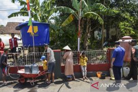 Distribusi air bersih untuk warga di Kabupaten Ciamis