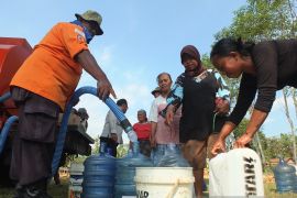 BPBD Jember beri bantuan tandon hingga distribusikan air bersih
