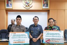 Pemkab Bekasi serahkan bantuan hibah Rp135 miliar kepada penyelenggara pemilu