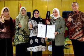 Indrayani terima SK Guru Besar bidang Ilmu Manajemen SDM
