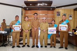 Kalsel kemarin, Bupati berikan "reward and punishment" hingga Kain Sasirangan ke Filipina