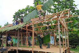 Satgas Yonif 125/SMB membantu bangun rumah warga Emete Mappi