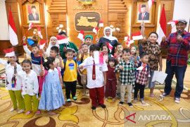 Khofifah apresiasi anak-anak ikut upacara dari luar pagar Grahadi