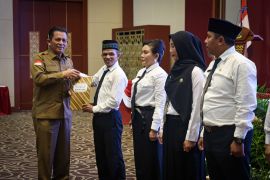 Gubernur Ansar serahkan 703 SK PPPK  tenaga guru