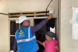 Empat keluarga tidak mampu terima penyambungan listrik gratis dari PLN Karawang