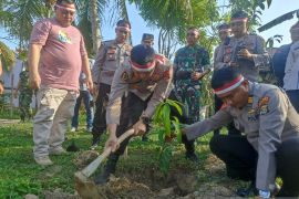 Kemarin, Polres Pesisir Barat tanam 1.500 bibit pohon di lahan Desa Sekajadi