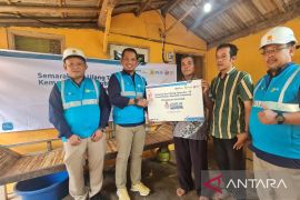 Sebelas keluarga tidak mampu di Bekasi nikmati sambungan listrik gratis