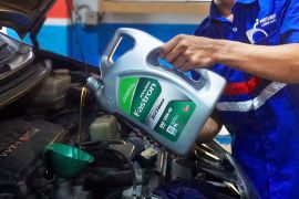 Tips pilih oli mobil yang tepat sesuai mesin
