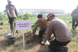 Polresta Sidoarjo tanam ribuan pohon peringati HUT ke-78 RI