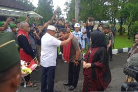 Tiba di Ambon Pangdam Pattimura Mayjen Syafrial disambut  tari lenso