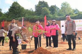 Polda Kepri tanam 11.930 bibit pohon demi penghijauan