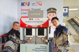 Penumpang LRT bisa isi ulang air minum di water purifier Coway