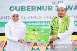 Khofifah resmikan PLTS Atap di Pesantren Al-Amien Sumenep