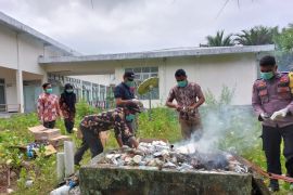 Polisi sita dan musnahkan obat kedaluwarsa tidak layak edar di SBT