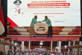 Bank Jatim serahkan bantuan ambulans tunjang aktivitas kegawatdaruratan di Pamekasan