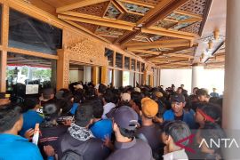 Aksi saling dorong warnai unjuk rasa tolak tambang