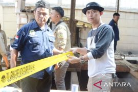 Pemkab Bogor segel sebuah pabrik yang cemari aliran Sungai Cileungsi