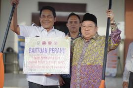 BNPB berikan bantuan perahu untuk Kecamatan Juai