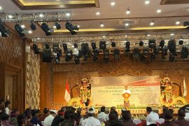 Gubernur Koster ingatkan perbekel gunakan aksara Bali