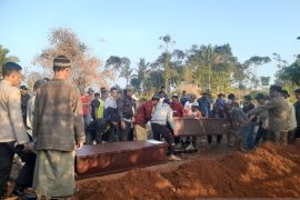 Ayah dan anak korban meninggal kapal tenggelam dimakamkan di satu liang lahat