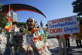 Aksi tuntut penuntasan masalah sampah impor