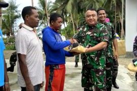 Lantamal X Jayapura salurkan sarana olahraga warga di perbatasan RI-PNG