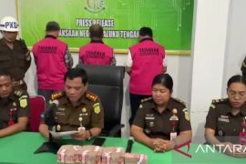 Kejari Maluku Tengah tetapkan tiga tersangka korupsi dana  BOS