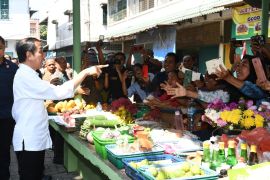 Presiden Jokowi tinjau harga kebutuhan pokok di Pasar Brahrang